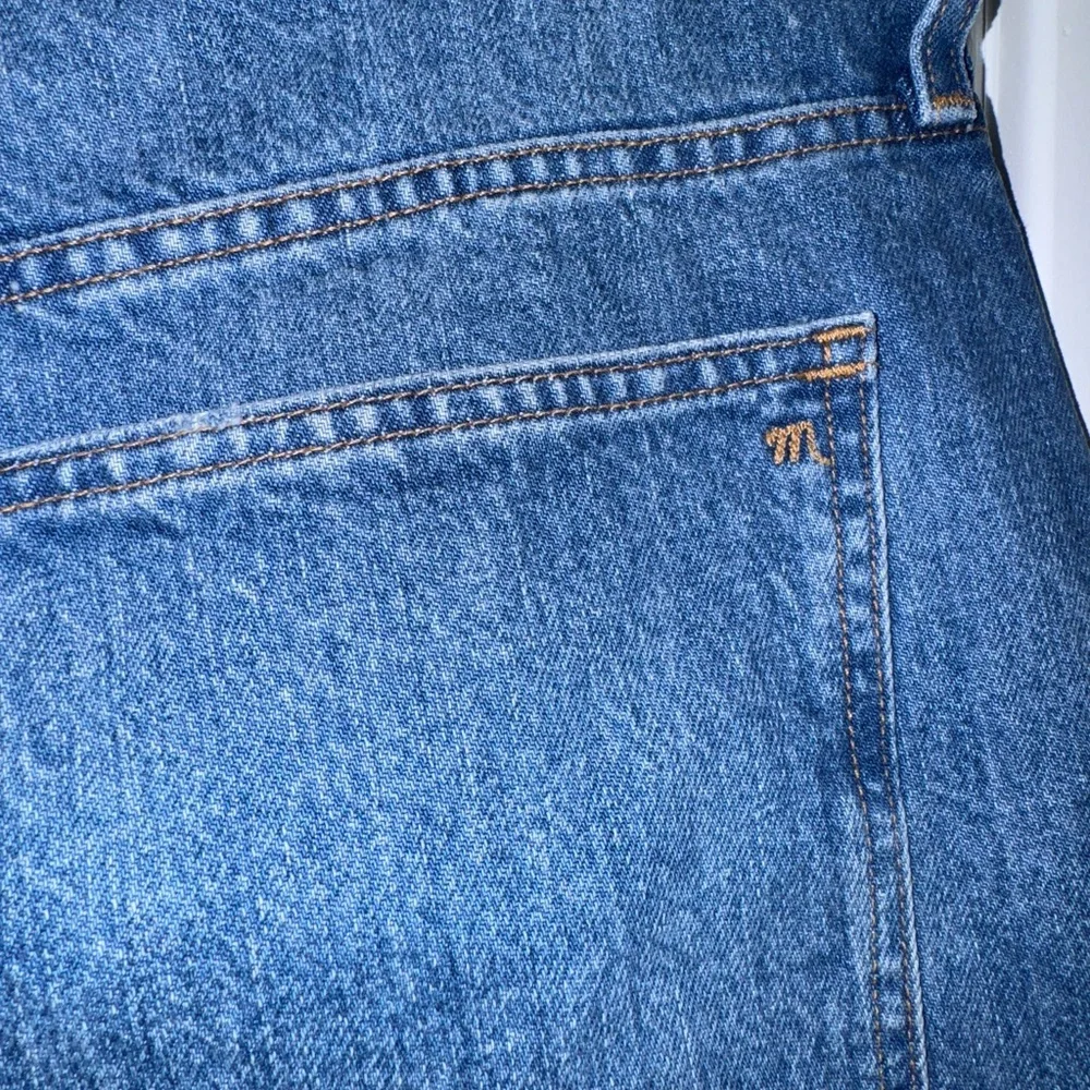 Madewell Relaxed Mid-Length Denim Shorts (31) - Picture 4 of 10